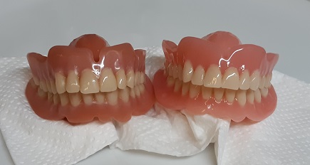 n.10 vuotta vanhat ja uudet kokoproteesit / EHT T. Kariluoto, Teppdent.