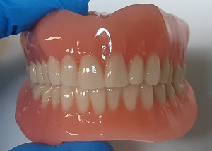 Hyvin pienet sävyerot hampaissa tuskin erottuvat, mutta tuovat luonnollisuutta. Tässä käytin kolmea eri sävyä. 